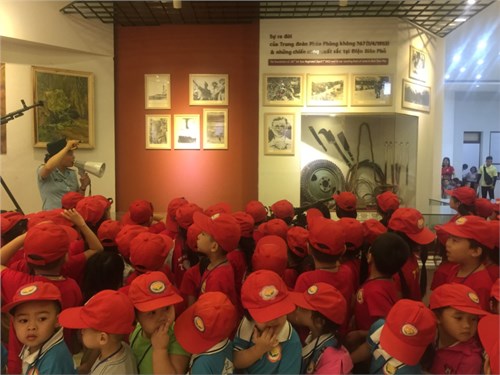 Trường mầm non Ánh Sao tổ chức cho trẻ đi tham quan Bảo tàng phòng không không quân và xem diễn rối cạn.